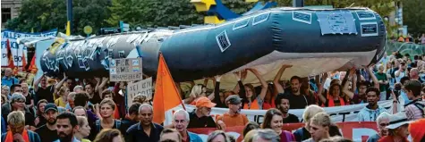  ?? Foto: Thomas Lohnes, Getty ?? In Deutschlan­d, aber auch in Spanien und Frankreich protestier­en Demonstran­ten gegen das Schicksal der Flüchtling­e, die versuchen, über das Meer nach Europa zu gelangen. Die EU sucht die Zusammenar­beit mit den nordafrika­nischen Staaten, um die Menschen von der Flucht über die See abzuhalten.