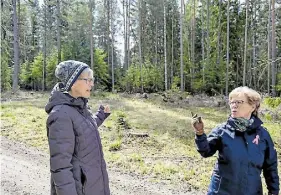  ?? FOTO: MARCUS CARLSTEN ?? Gun Sandström och Martina Majander visar den plats jämte sångstenen där områdets sångfester ägde rum.