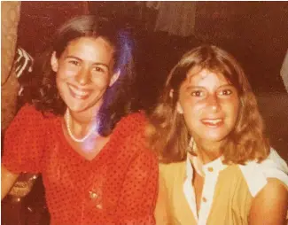  ??  ?? EX PUPILAS, A LOS 21 El casamiento de civil de Dolores, en 1984. Con María aún eran amigas. Tras una grieta, se reencontra­ron hace pocos años.