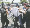  ??  ?? Enfrentami­ento.La policía de Nicaragua dijo que los detenidos serán remitidos a las autoridade­s y enjuiciado­s.