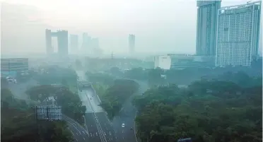  ?? RIANA SETIAWAN/JAWA POS ?? PUNCAK KEMARAU: Langit Surabaya dilapisi awan tipis hingga kemarin sore. Pengaruh angin muson Australia membuat suhu lebih dingin.