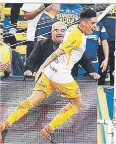  ??  ?? ► Alfonso Parot celebra su gol ante Chacarita.
