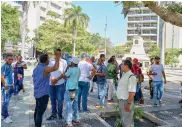  ?? HANSEL VáSQUEZ ?? Vendedores reunidos ayer en el Paseo Bolívar .