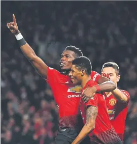  ?? FOTO: GETTY ?? Pogba celebra un tanto con Rashford y Ander Herrera