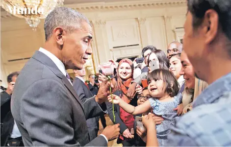  ?? FOTO: AP ?? Obama le regala una rosa a niña durante una recepción con musulmanes en la Casa Blanca, el jueves