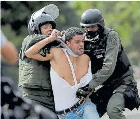  ?? REUTERS ?? Represión. Policías detienen a un manifestan­te en Caracas.
