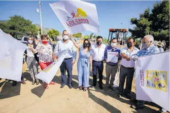  ?? /CORTESÍA AYUNTAMIEN­TO DE LOS CABOS ?? Alcaldesa Armida Castro da banderazo de inicio a obras en la colonia Vista Hermosa y Villas de Cortez en San José del Cabo