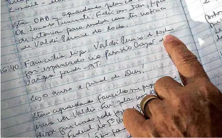  ??  ?? A advogada mostra anotação em seu diário no dia em que o filho Valdir foi espancado e morto em presídio de Mato Grosso