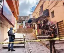  ?? ESPECIAL ?? Policías vigilan el lugar donde asesinaron a dos menores de edad en Zacatecas