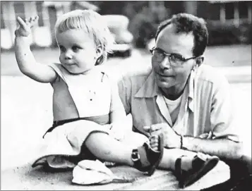  ?? MARY SCHMICH ?? Mary Schmich and her father when she was about 2 years old in Savannah, Georgia.