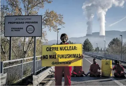  ?? Foto: Greenpeace ?? Befürworte­r der Atomkraft versuchen die Laufzeit der KKW-Werke hinauszuzö­gern.