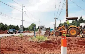  ?? [PHOTO BY SARAH PHIPPS, THE OKLAHOMAN] ?? Constructi­on is underway to install turn lanes on Covell Road at the intersecti­ons of Bryant and Santa Fe avenues. City officials recommend drivers avoid the area if possible.