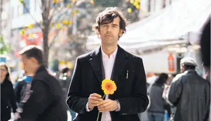  ??  ?? Auf Anraten seines Arztes trifft sich Stefan Sagmeister mit einer Frau auf offener Straße: Der Grafikdesi­gner sucht nach dem Glück – „The Happy Film“in Dokeins um 20.15 Uhr auf ORF 1.