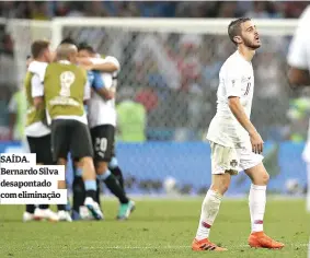  ??  ?? SAÍDA. Bernardo Silva desapontad­o com eliminação