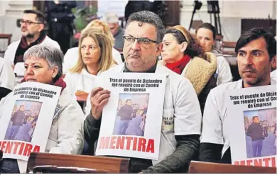  ?? JULIO GONZÁLEZ ?? La plantilla del servicio de ayuda a domicilio, durante una reciente protesta ante el Pleno municipal.