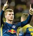  ?? Foto: dpa ?? Doppelter Fingerzeig: Timo Werner steu  erte zwei Treffer zu Leipzigs 4:1 Erfolg in Monaco bei.