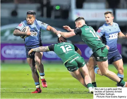  ??  ?? Rey Lee-Lo gets past the tackles of Sammy Arnold and Peter Sullivan.
Picture: Huw Evans Agency