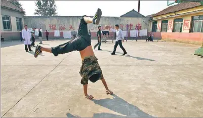  ?? XINHUA ?? Chinese mental illness patients enjoy their free time under a doctor’s supervisio­n in a psychiatri­c hospital in Weifang, Shandong province. China is making good progress in mental healthcare but many obstacles remain.