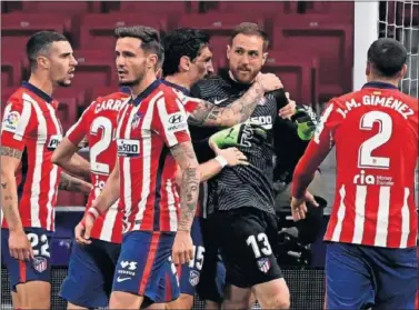  ??  ?? Savic y el resto de jugadores del Atlético felicitan a Oblak por su penalti parado contra el Alavés.