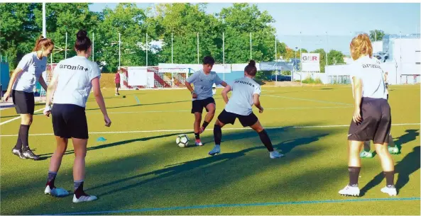  ?? FOTO: HEIKO LEHMANN ?? In Göttelborn trainieren die Spielerinn­en, die am kommenden Sonntag mit ihrer Mannschaft in die Verbandsli­ga-Saison starten. Sie laufen in Trikots ohne Name und Wappen unter dem Namen SV Göttelborn auf, sind aber eigentlich eine Mannschaft der SV Elversberg.