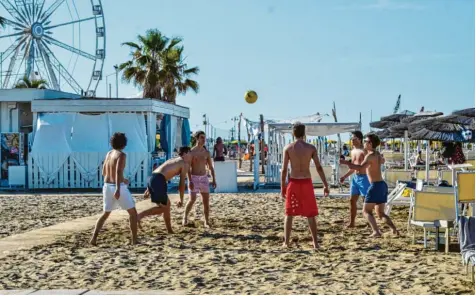  ?? Foto: Josi Donelli/TheNEWS2 via ZUMA Wire, dpa ?? Nicht alle Jugendlich­en in Rimini wollen nur spielen.