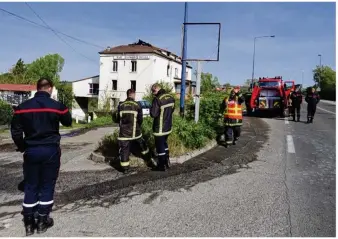  ??  ?? Les pompiers sont restés sur place une bonne partie de la journée pour déblayer les débris et ainsi éviter une reprise du feu.