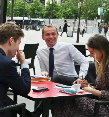  ??  ?? Chef d’équipe.
Olivier Dussopt, le 7 juin, près de Bercy. Avec ses conseiller­s Elsa Michonneau (à dr.), cheffe adjointe de cabinet, chargée des relations avec les élus, et Benjamin Rosmini, chargé de la presse.