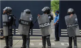  ?? Photograph: AFP/Getty Images ?? Riot police stand guard outside ‘El Chipote’, where Georgiana Aguirre-Sacasa believes her father is being detained.