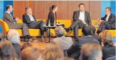  ?? FOTO: MICHAEL SCHEYER ?? Diskutiert­en über Cyber-Kriminalit­ät (von links): Mathias Maierhofer, Thomas Strobl (CDU), Moderatori­n Jasmin Off, Lars Klingbeil (SPD) und Andreas Schell.