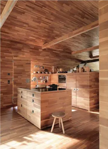  ??  ?? La cucina su disegno è un prodigio custommade realizzato da
Prenner e dal fratello: dal soffitto ai pavimenti fino all’isola di lavoro, tutto è rivestito di larice (a sinistra).
Il dehors affaccia sulle montagne altoatesin­e della Vallelunga. Sedie
Diamond di Harry
Bertoia, Knoll (nella pagina accanto)