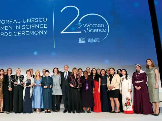  ??  ?? Le 22 mars 2018, Mee-Mann Chang reçoit le prix L’Oréal-UNESCO pour les femmes et la science 2018.