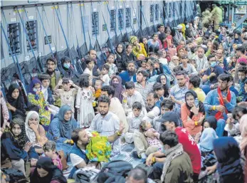  ?? FOTO: BUNDESWEHR/DPA ?? Geflüchtet­e in einem Airbus der Bundeswehr, die bisher 2500 Menschen aus Kabul evakuiert hat.