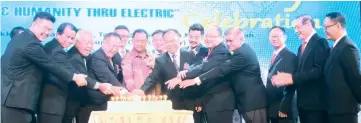  ??  ?? Jaujan (fifth left) cutting the cake together with SEA committee members to mark the 21st anniversar­y of the associatio­n.