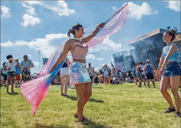  ?? ERIKA RICH PHOTOS FOR AMERICAN-STATESMAN ?? Sisters Natalie, left, and Kristin Mellerski of Austin get in the groove — and reflect 2017 style — at ACL Fest last month.