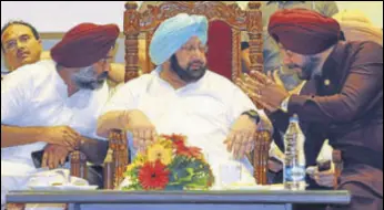  ?? PARDEEP PANDIT/HT ?? Chief minister Capt Amarinder Singh flanked by local bodies minister Navjot Singh Sidhu (right) and Congress MLA Pargat Singh in Jalandhar on Thursday.