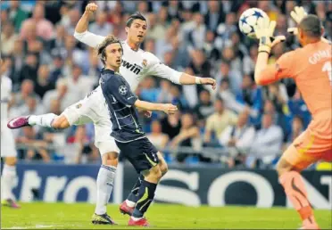  ??  ?? RIVALES. Cristiano y Modric, ahora compañeros, se enfrentaro­n en los cuartos de final de la 2010-11.