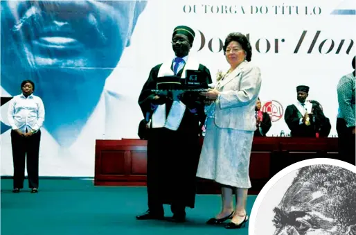  ??  ?? Maria Eugénia Neto recebeu o título de Doutor Honoris Causa atribuído, a título póstumo, para António Agostinho Neto