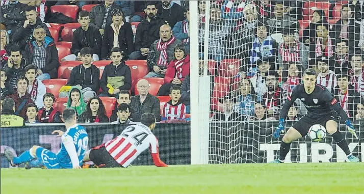  ?? FOTO: JUAN ECHEVERRÍA ?? Mazazo ante el inicio de la reacción tras el descanso Borja Valle puso el partido muy cuesta arriba para el bando rojiblanco cuando marcó el tercer tanto deportivis­ta, tras conectar un remate cruzado que superó a Kepa