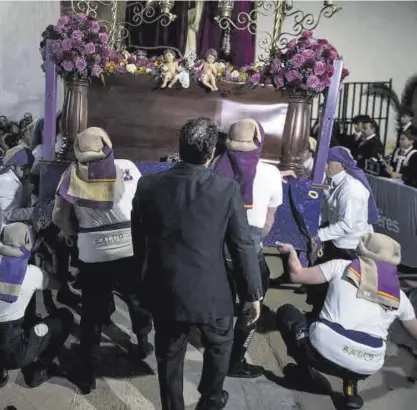  ?? ?? Costaleros de la Salud, tras sortear las puertas de Santo Domingo en una maniobra compleja.