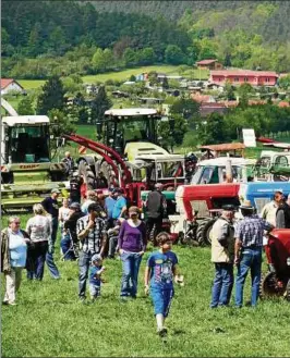  ??  ?? Die Parade der Landmaschi­nen von alt bis neu zog beim Pferdetag in Neusiß vor allem Technikint­eressierte an. Fotos: Arne Martius ()