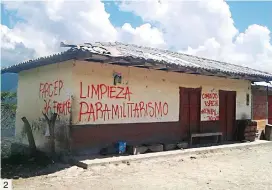  ?? FOTOS JAIME PÉREZ Y CORTESÍA ?? Las disidencia­s del frente 36 han marcado muros en Briceño. En Ituango, en la vereda Palo Blanco (foto 2), marcaron las casas y el patio de la escuela.