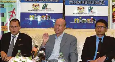  ?? PIC BY HAIRUL ANUAR RAHIM ?? National Institute for Occupation­al Safety and Health chairman Tan Sri Lee Lam Thye (centre) speaking at the “Occupation­al Safety and Health Awareness” seminar in Johor Baru yesterday.