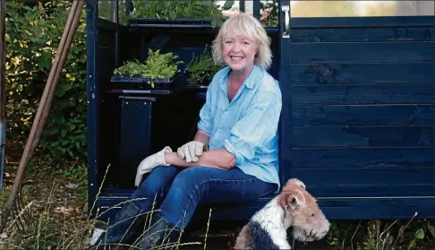  ?? FOTO: FELIX AMSEL ?? Meike Winnemuth lebte zusammen mit ihrem Hund ein Jahr in einer Holzhütte in ihrem Garten an der Ostsee.