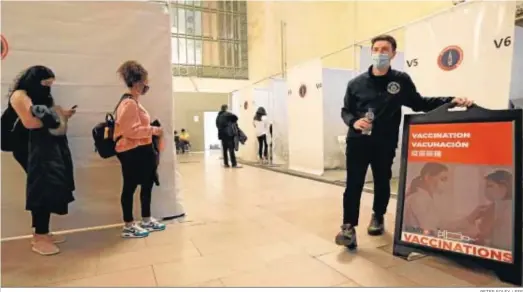  ?? PETER FOLEY / EFE ?? Varias personas hacen fila en un centro de vacunación en la estación Grand Central de Nueva York.