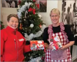  ?? FOTO: PRIVAT ?? Tone Braekken i Røde Kors (til venstre) sammen med Solveig Kleppe Larsen på Larsens Bakery i forbindels­e med gaveinnsam­lingen i fjor.