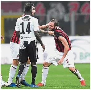  ?? — Reuters ?? Get your hands off me!: AC Milan’s Gonzalo Higuain (right) reacts after being sent off in the match.