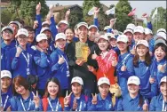  ?? ZHUANG LIU / PGA TOUR SERIES-CHINA ?? Jeffrey Kang of the US celebrates with tournament staff after winning the Chengdu Championsh­ip of the PGA Tour Series-China on Sunday.