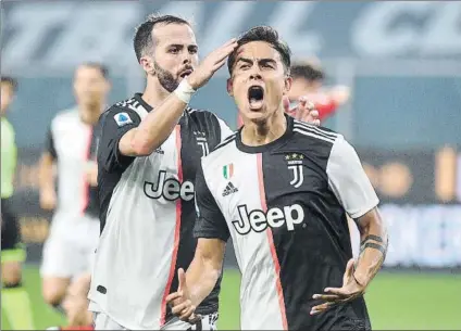  ?? FOTO: EFE ?? Miralem Pjanic felicita a Paulo Dybala por su golazo
El ya jugador del Barça cumplió ante un Genoa que no le planteó problemas