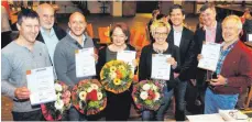  ?? FOTO: THOMAS KAPITEL ?? Die Geehrten des Abends (von links): Tobias Deufel (Gasthof Schönblick, Offingen), Kreisvorsi­tzender Ludwig Zwerger (Ringhotel Mohren, Ochsenhaus­en), Spyros Rantos (Milch & Zucker, Laupheim), Gisela Lukosch (Maselheime­r Hof), Andrea Malmer (Rosengarte­n, Bad Buchau), DehogaGesc­häftsführe­r Thorsten Liszka, Siegfried Sax (Fachgruppe Gastronomi­e, Klosterhof Gutenzell) und Franz Josef Straub (Marktschmi­ede, Erolzheim).