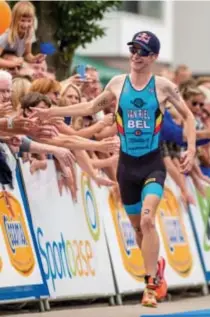  ?? FOTO GREGORY VAN
GANSEN ?? Marten Van Riel heeft bij zijn aankomst in Wuustwezel de tijd om handjes te schudden.